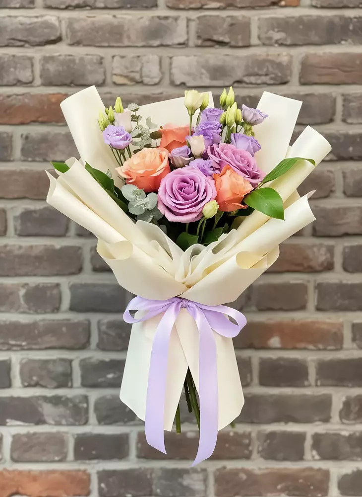 Букет цветов из: Лизиантусы и Розы в Марьино Курской области