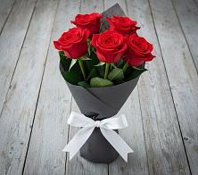 Букет 5 Красных роз Эдлесс Лав в Марьино Курской области